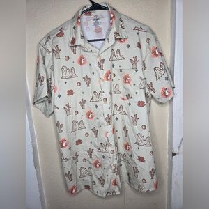 Buc-ees Short Sleeve Button Up Shirt “Desert Camper” Mens Medium